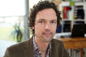 Das Bild zeigt Dr. Fabian Schneider, Arzt für Kinder- und Kugendpsychiatrie in Köln und in eigener Praxis