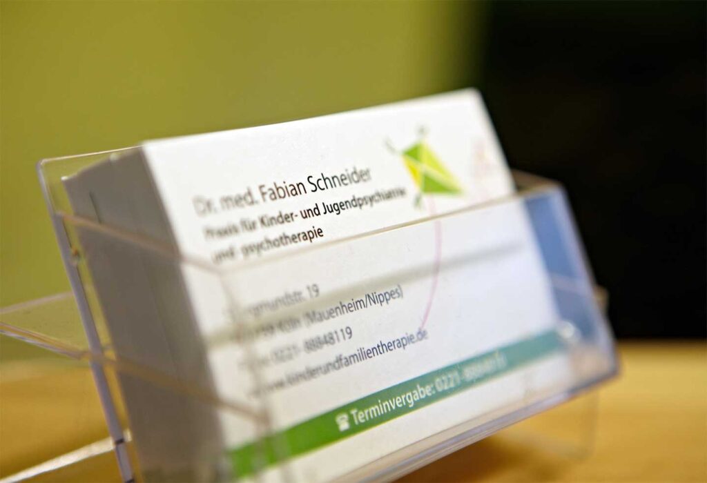 Ein Foto von der Visitenkarte von der Praxis von Dr. Fabian Schneider